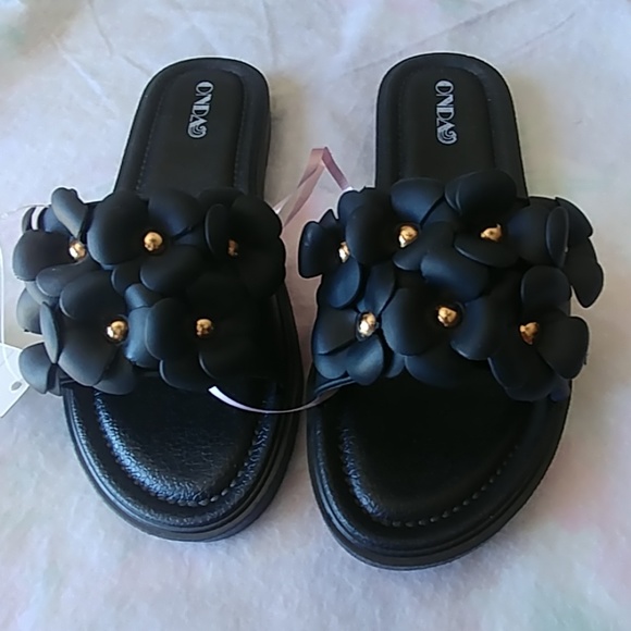 ONDA Other - NWT ONDA girls sz 7 slides